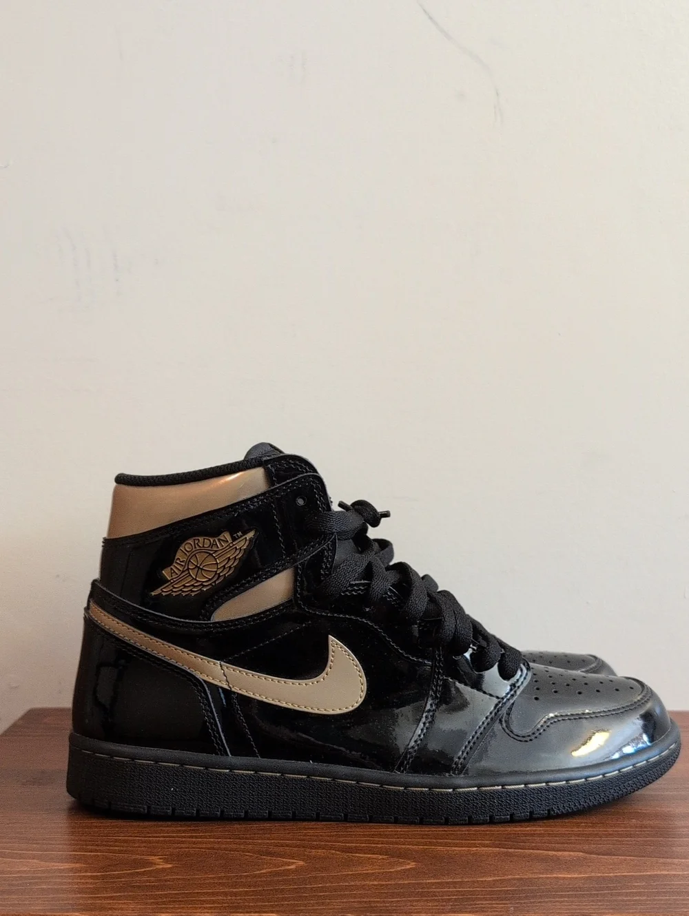 Nike Air Jordan 1 Retro High OG Metallic Gold Sz 10